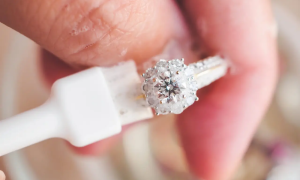Cleaning a diamond ring