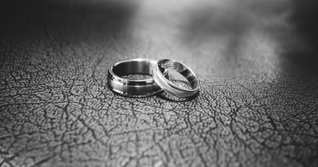 Pros and Cons of White Gold Wedding Bands