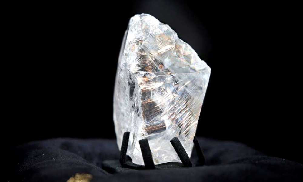 Anyone know how to identify a raw diamond? : r/rockhounds